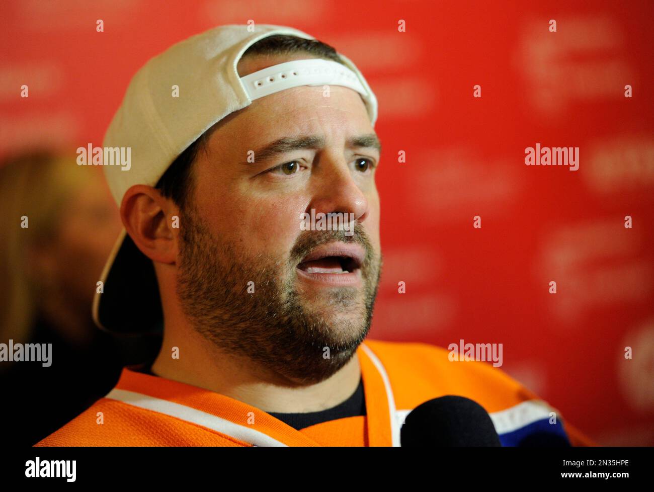 Kevin Smith, a cast member in the documentary film "Misery Loves Comedy," is interviewed at the premiere of the film at the Egyptian Theatre during the 2015 Sundance Film Festival on Friday, Jan. 23, 2015, in Park City, Utah. (Photo by Chris Pizzello/Invision/AP) Banque D'Images