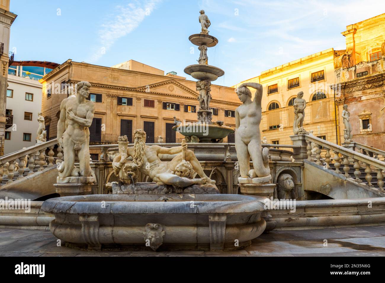 Fontana Pretoria (Fontaine prétorienne) est une fontaine monumentale située sur la Piazza Pretoria, dans le centre historique de Palerme. La fontaine a été construite en 1544 à Florence par Francesco Camilliani, mais elle a été vendue, transférée et réassemblée à Palerme en 1574. -Sicile, Italie Banque D'Images