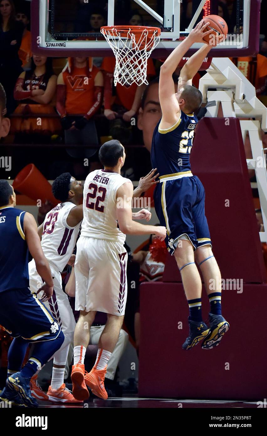 Notre Dame's Martinas Geben, right, goes up for a dunk against Virginia Tech's Christian Beyer (22) and Jalen Hudson (23) during the second half of an NCAA college basketball game Thursday, Jan. 22, 2015, in Blacksburg, Va. Notre Dame won 85-60. (AP Photo/Don Petersen) Banque D'Images