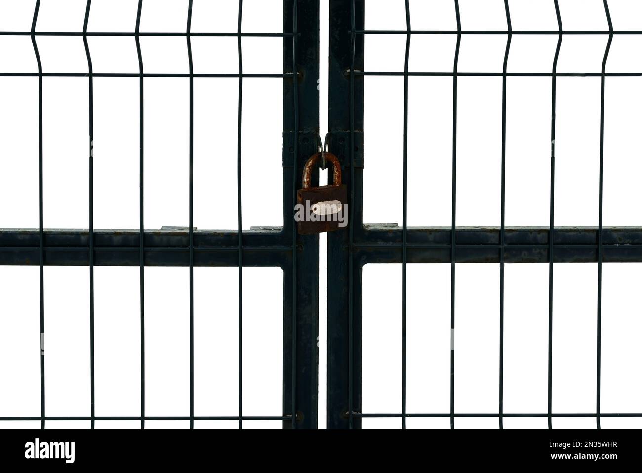 Barres métalliques en acier avec une serrure dans une prison sur fond blanc. Prison. Loi Banque D'Images
