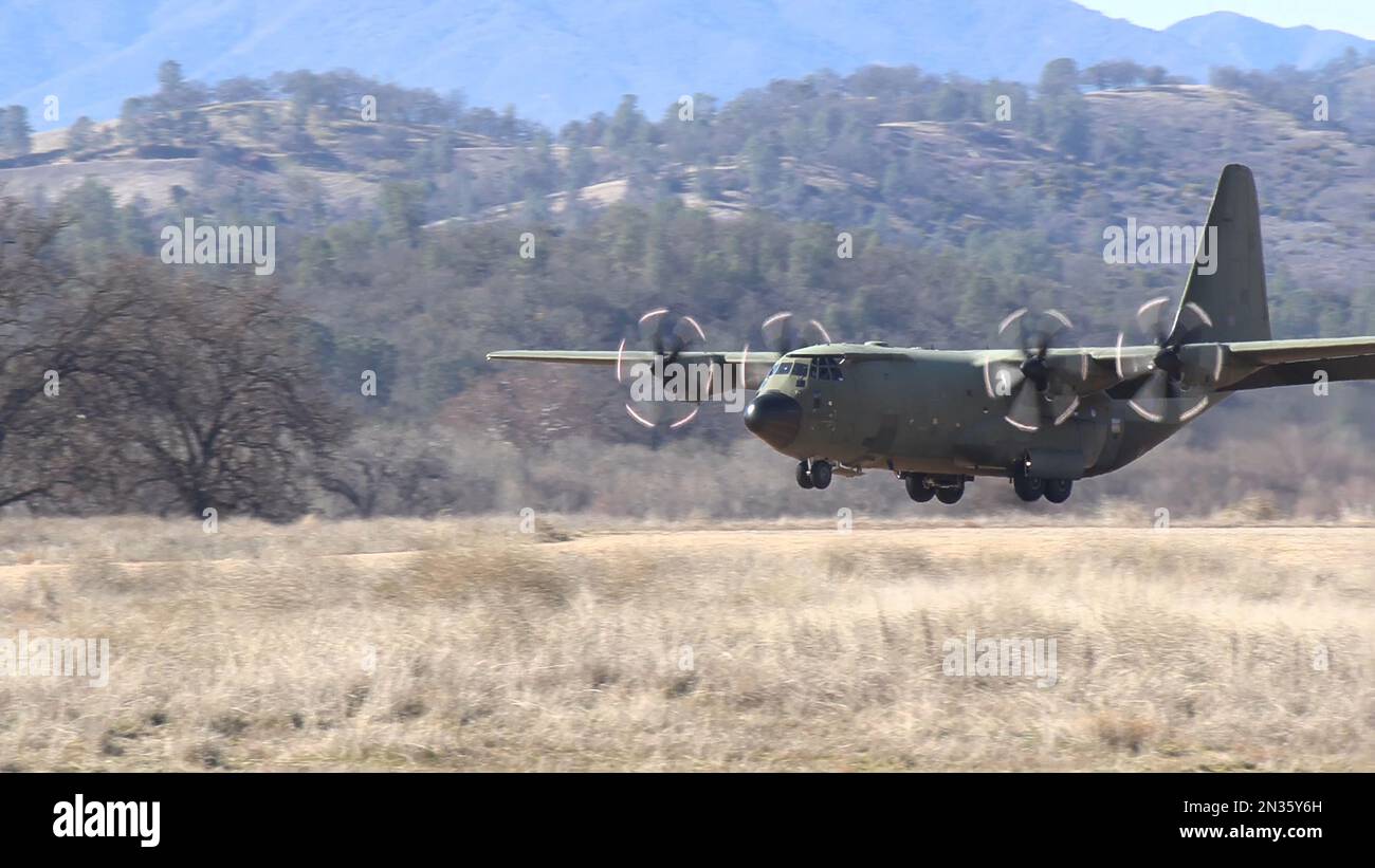 ÉTATS-UNIS Les avions de fret C-130 Hercules C-de la Force aérienne s'atterrissent et débarque à la piste d'atterrissage de fort Hunter Liggett, CA. Banque D'Images