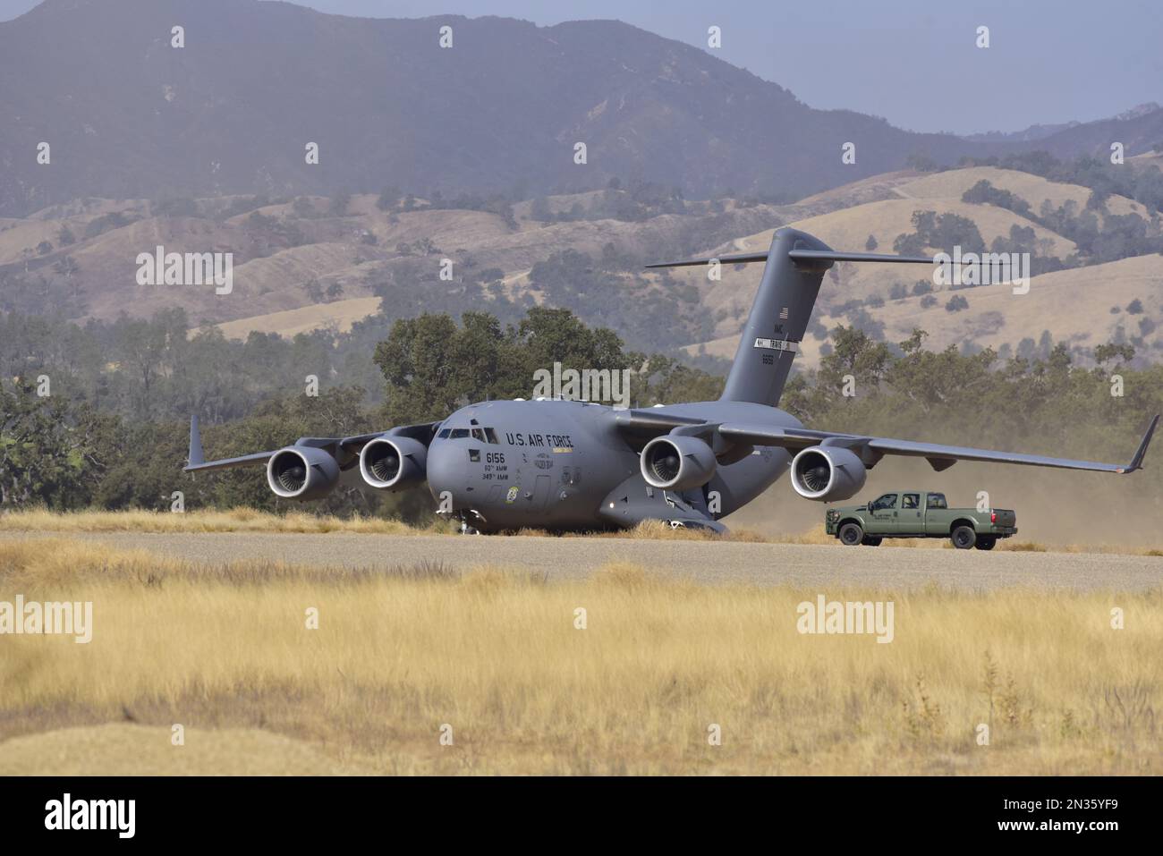 C-17s des bases de McChord et de Travis Air Force pratiquaient les décollages et les atterrissages à l'aérodrome de Schooner, fort Hunter Liggett, CA. Banque D'Images