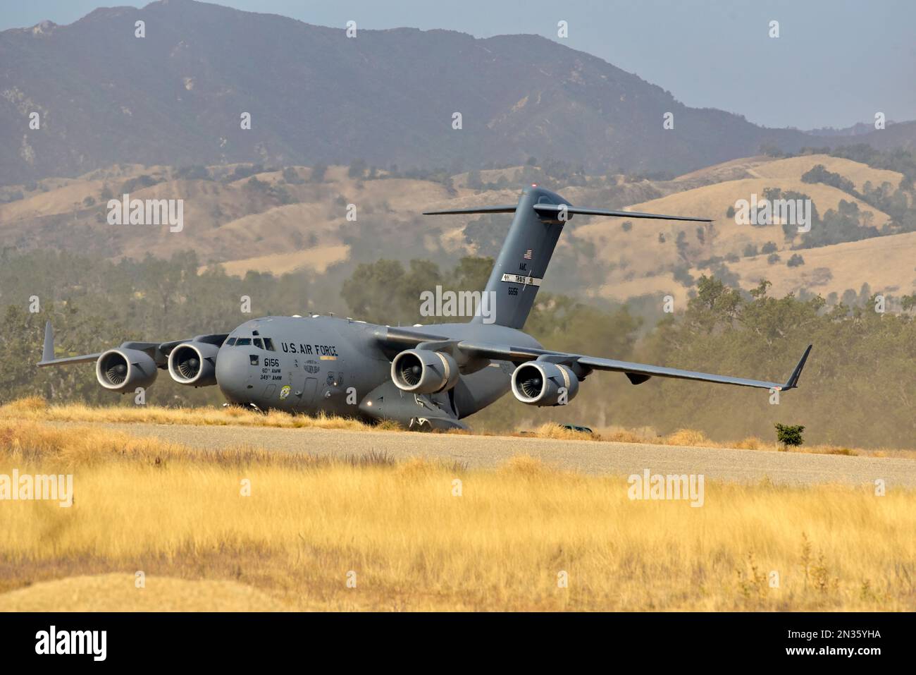 C-17s des bases de McChord et de Travis Air Force pratiquaient les décollages et les atterrissages à l'aérodrome de Schooner, fort Hunter Liggett, CA. Banque D'Images