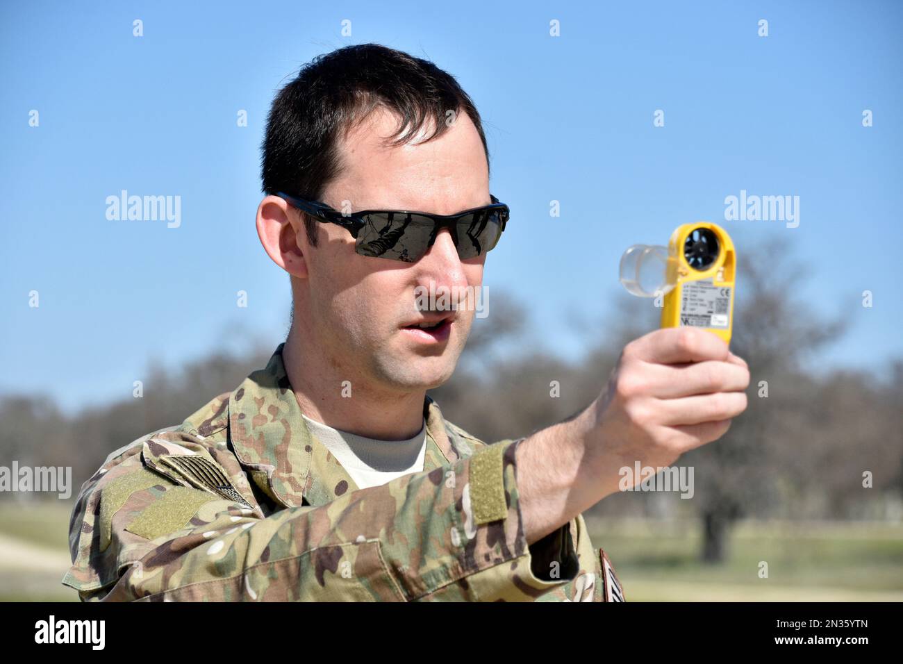 ÉTATS-UNIS Le capitaine de la Force aérienne vérifie la vitesse et la direction du vent en tant que C-17s de Travis AFB pratique l'atterrissage/les décollages sur la piste d'atterrissage en terre, fort Hunter Liggett, Calif Banque D'Images