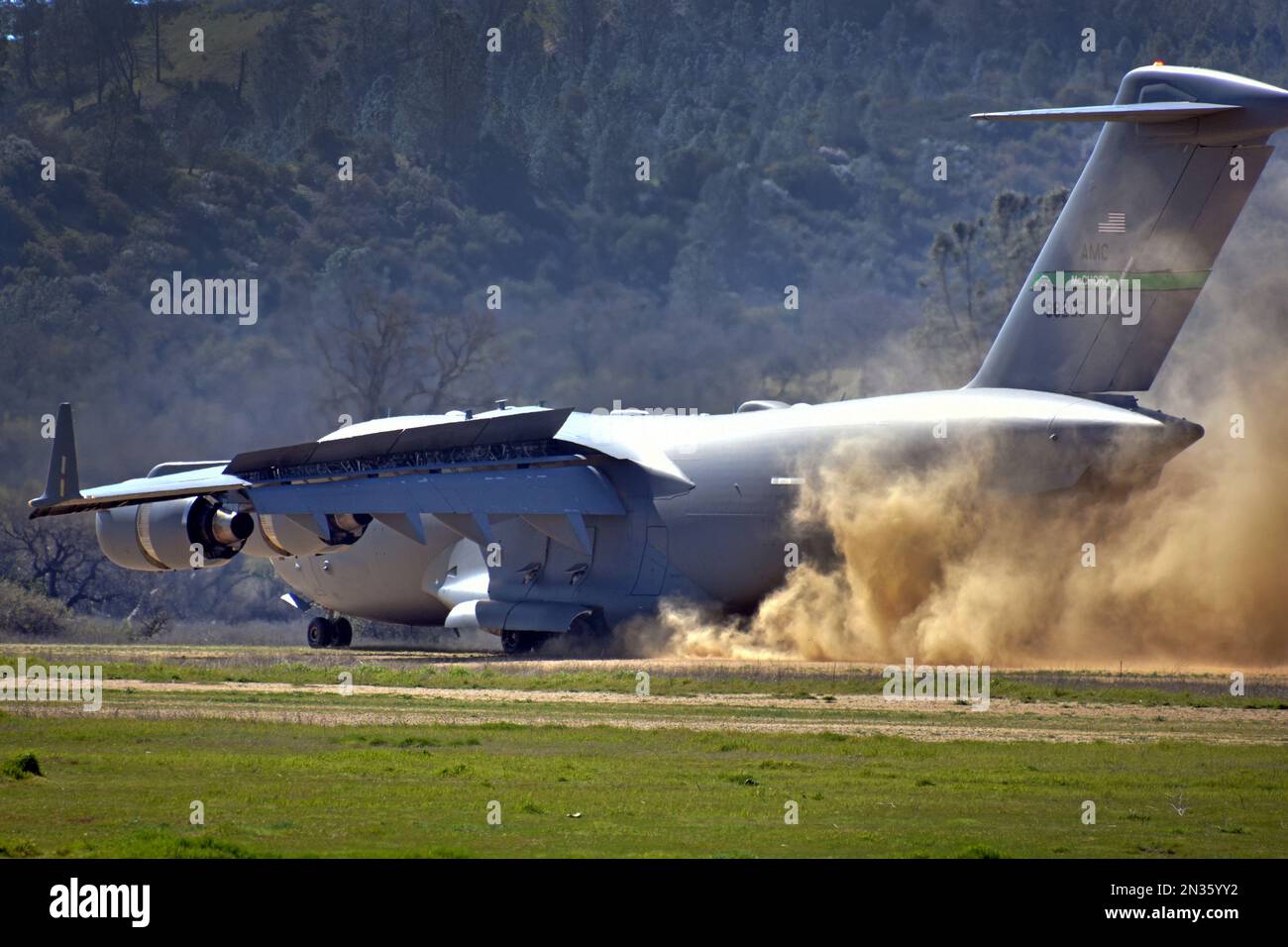 C-17s des bases de McChord et de Travis Air Force pratiquaient les décollages et les atterrissages à l'aérodrome de Schooner, fort Hunter Liggett, en Californie. Banque D'Images