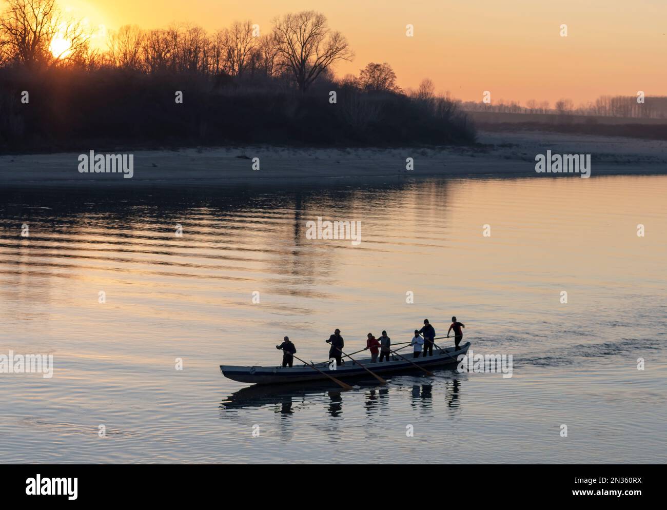 Bateau à rames le long de la rivière Pô, près de Crémone. Banque D'Images