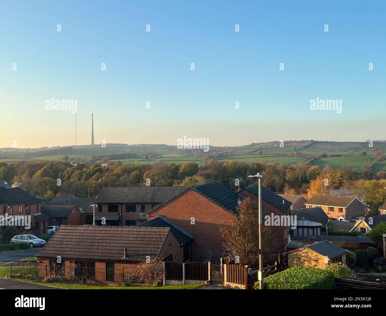 Vue sur le toit des maisons de Huddersfield, Angleterre avec mât Emley Moor en arrière-plan Banque D'Images