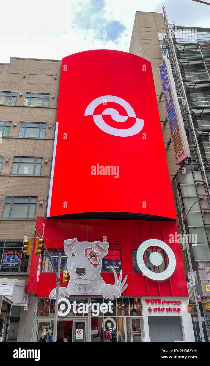 New York, 4-9-2022 : un grand écran électronique vertical affiche le logo de Target au-dessus de l'entrée du magasin. Banque D'Images