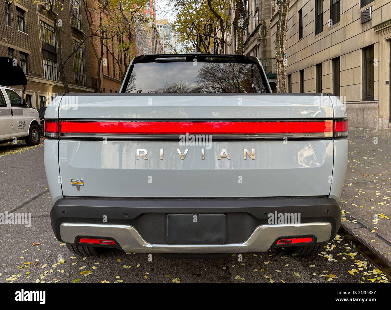 Camion électrique de Rivian stationné à Manhattan. Banque D'Images