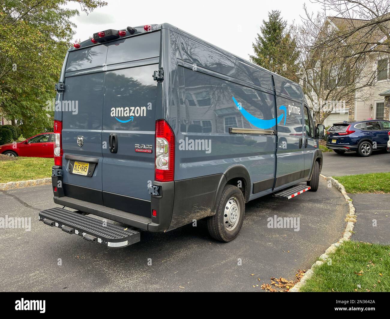 Basking Ridge, NJ, 10-09-2021: La fourgonnette Amazon Prime est garée dans un développement résidentiel alors que le conducteur effectue une livraison. Banque D'Images