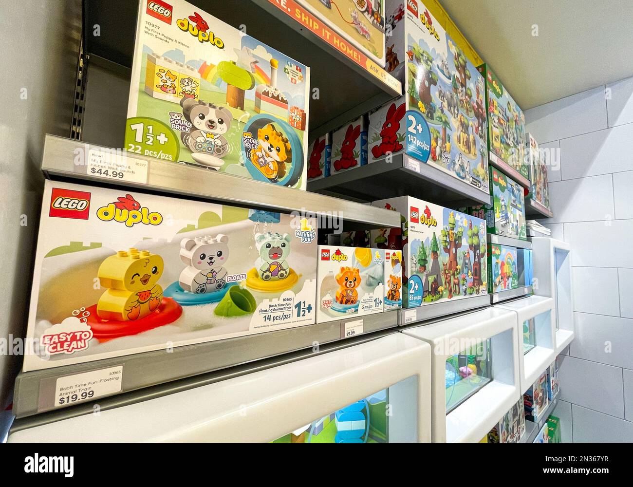 Jeux LEGO pour les très jeunes enfants en solde au magasin Lego. Banque D'Images