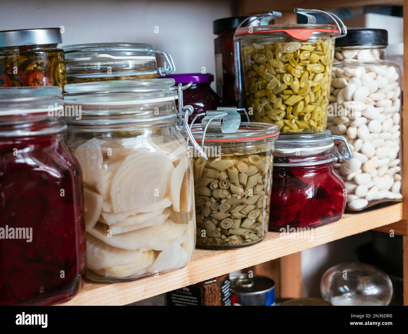 Légumes en conserve (haricots, betteraves) dans un pantry Banque D'Images