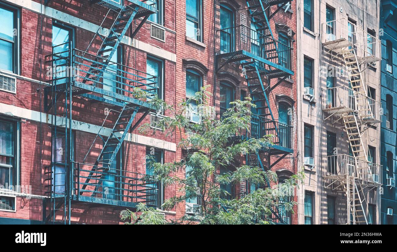 Maisons de ville en briques anciennes avec des évasions de feu, couleurs appliquées, New York City, États-Unis. Banque D'Images