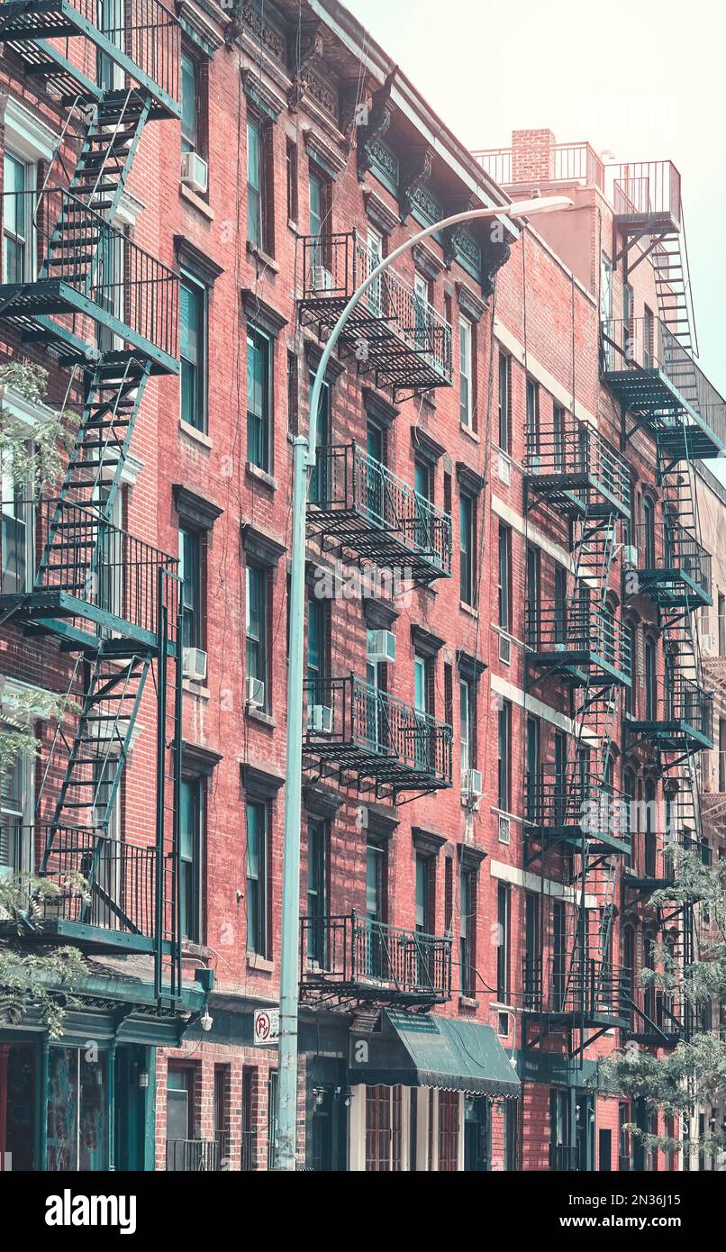 Maisons de ville en briques anciennes avec des évasions de feu, couleurs appliquées, New York City, États-Unis. Banque D'Images