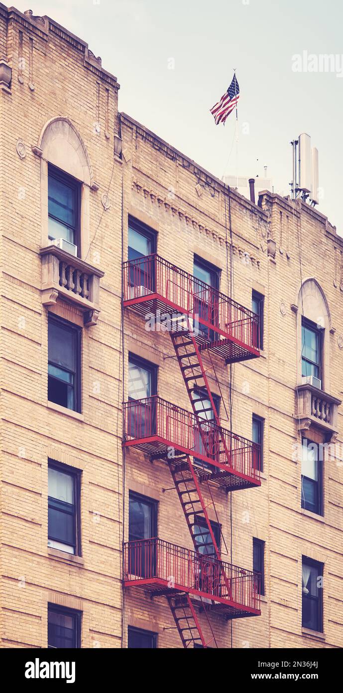 Vieux bâtiment en briques avec évacuation au feu, couleurs appliquées, New York City, Etats-Unis. Banque D'Images