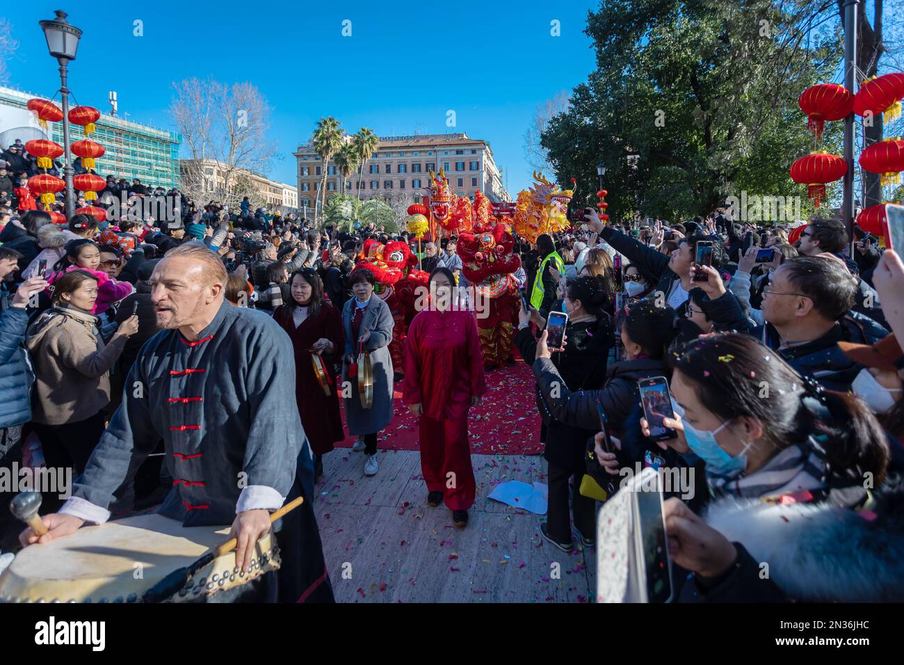 Rome, Italie - 5 février 2023 : les citoyens de la communauté chinoise célèbrent leur fête de la Saint-Sylvestre. L'événement avec spectacles est ouvert à plaza. Banque D'Images