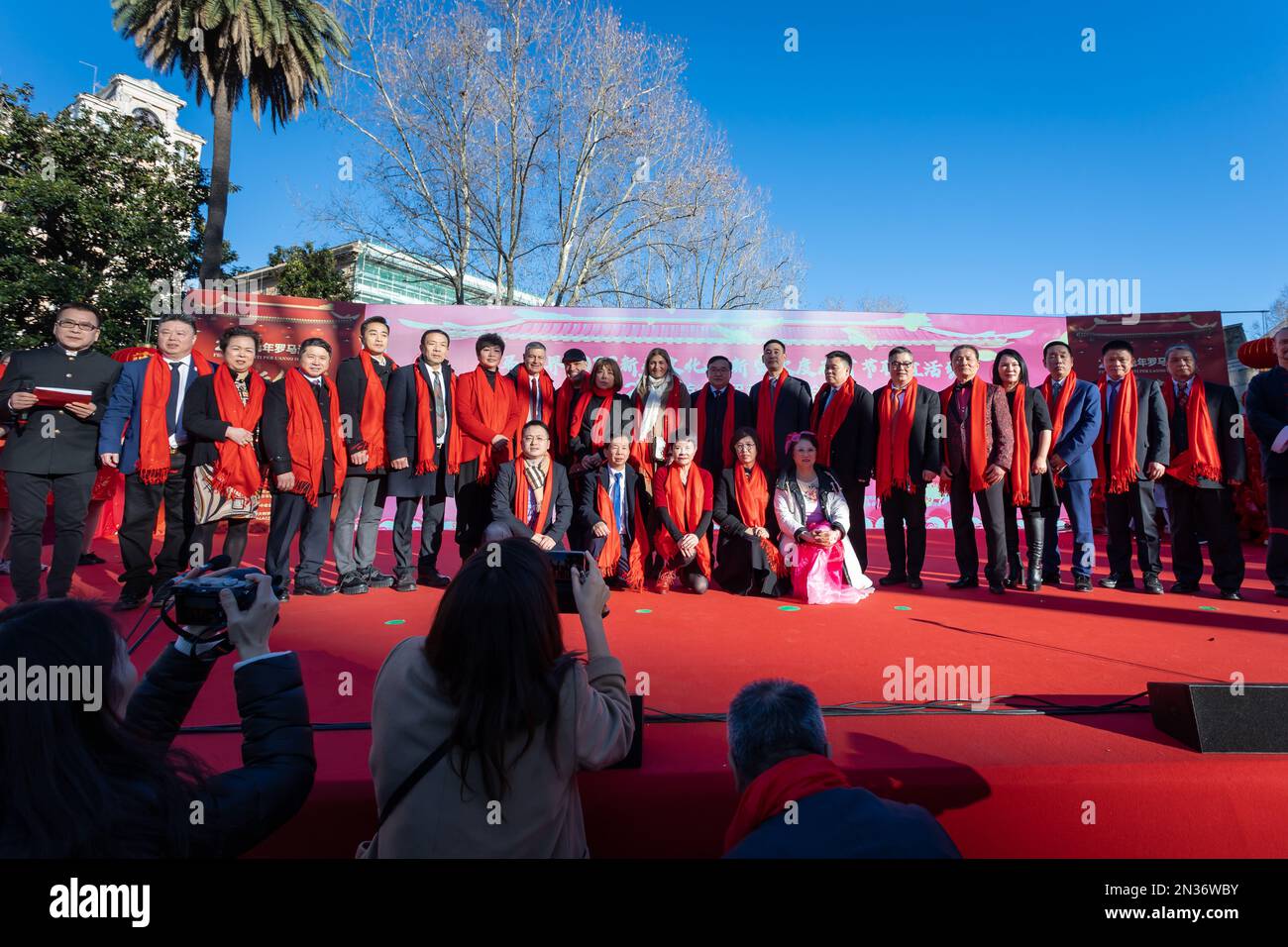 Rome, Italie - 5 février 2023 : les citoyens de la communauté chinoise célèbrent leur fête de la Saint-Sylvestre. L'événement avec spectacles est ouvert à plaza. Banque D'Images