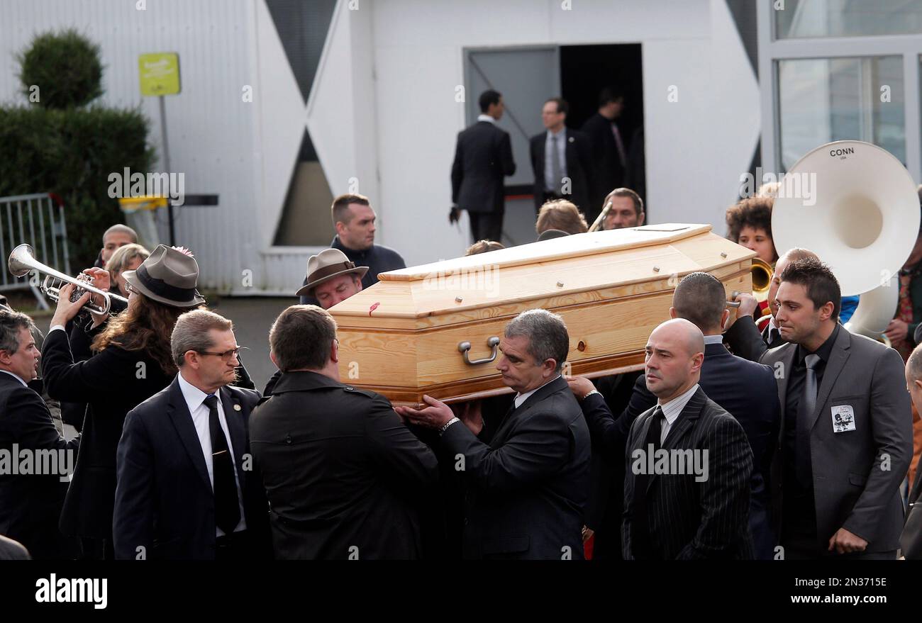 Pallbearers carry the casket of Stephane Charbonnier also known as Charb, the publishing director of Charlie Hebdo, in Pontoise, outside Paris, France, Friday Jan. 16, 2015. The country is tense since 20 people, including three gunmen, were killed in last weekâ€™s rampage. It began at the offices of satirical newspaper Charlie Hebdo, which is burying several staff members Thursday. Charlie Hebdo had been repeatedly threatened for caricatures of the Muslim prophet Muhammad. (AP Photo/Christophe Ena) Banque D'Images