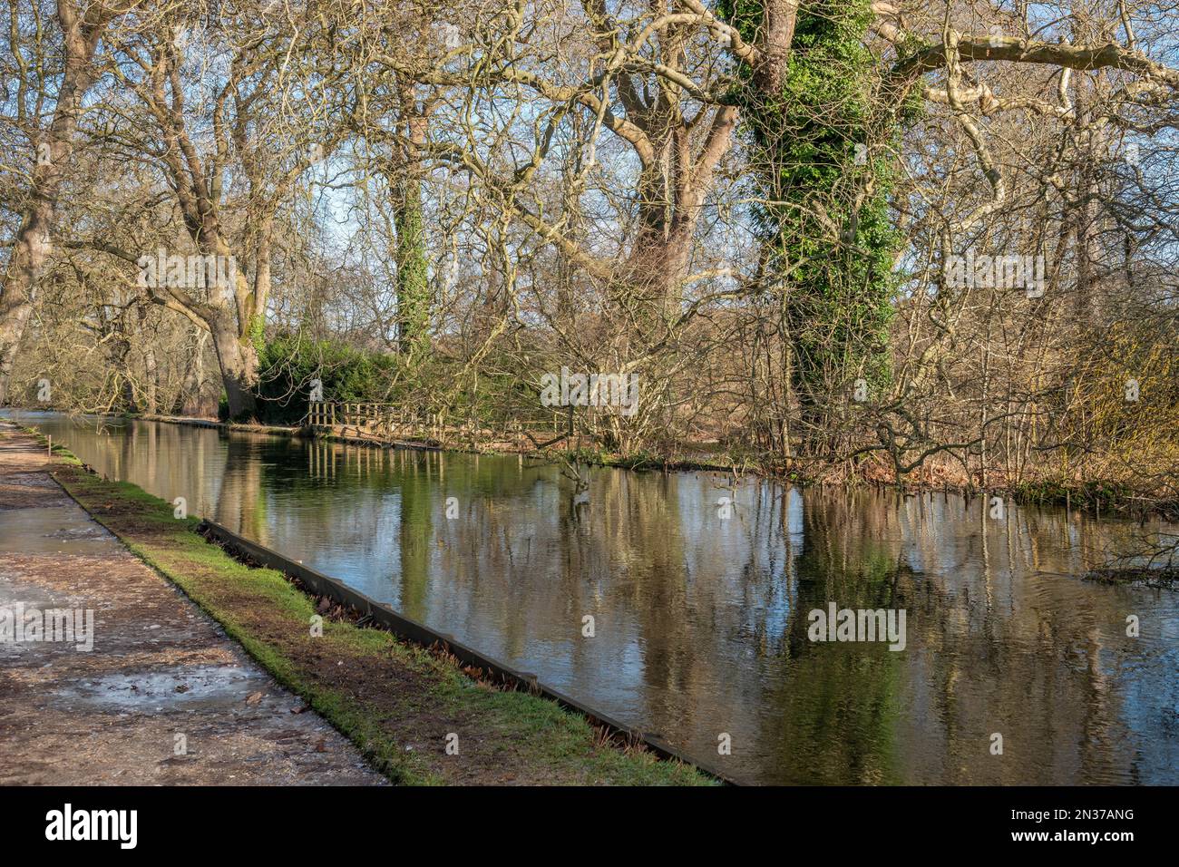 Sentier le long du River Test dans le Hampshire Angleterre avec les arbres se reflétant dans l'eau Banque D'Images