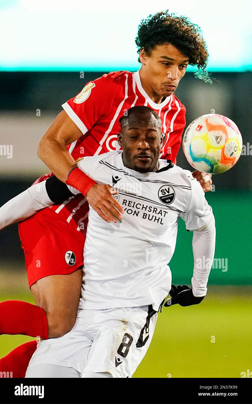 Sandhausen, Allemagne. 07th févr. 2023. Football: DFB-Pokal, SV Sandhausen - SC Freiburg, Round de 16, BWT-Stadion am Hardtwald. Kiliann Sildillia (retour) de Fribourg et Christian Kinsombi de Sandhausen se battent pour le ballon. Crédit : Uwe Anspach/dpa - REMARQUE IMPORTANTE : Conformément aux exigences de la DFL Deutsche Fußball Liga et de la DFB Deutscher Fußball-Bund, il est interdit d'utiliser ou d'avoir utilisé des photos prises dans le stade et/ou du match sous forme de séquences et/ou de séries de photos de type vidéo./dpa/Alay Live News Banque D'Images