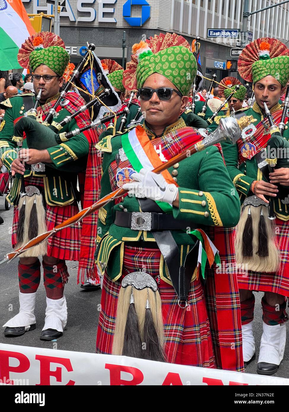 Les cornemuses à la parade annuelle de l'indépendance indienne 75th sur Madison Avenue à New York en 2022. Shree Muktajeevan Swamibapa Pipe Band USA se produit à l'Inde Day Parade 2022 Banque D'Images