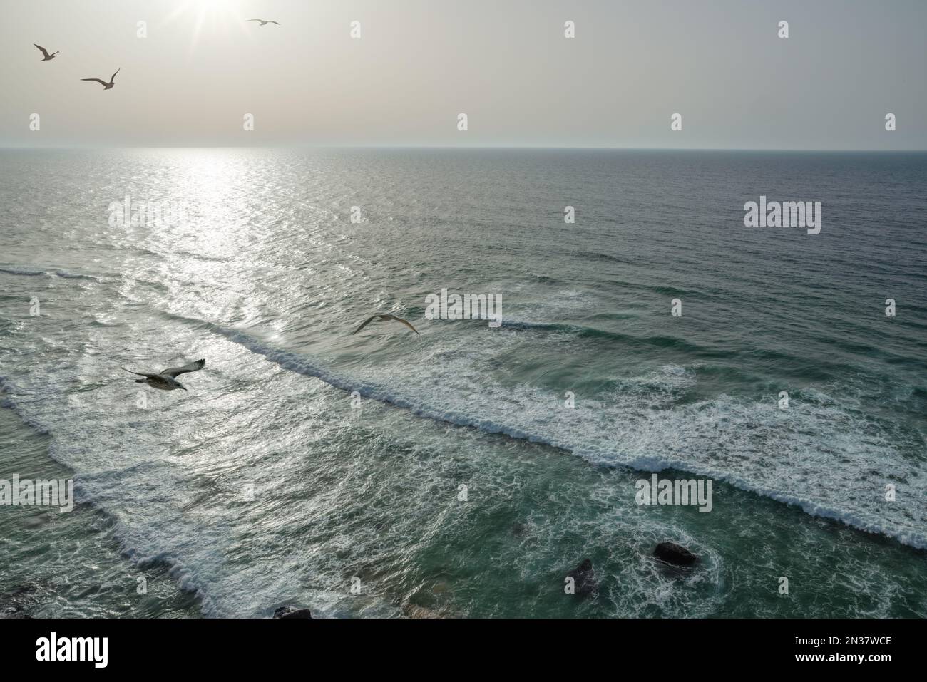 Vagues étincelantes sur l'océan approchant du littoral. Magnifique fond de nature. Banque D'Images
