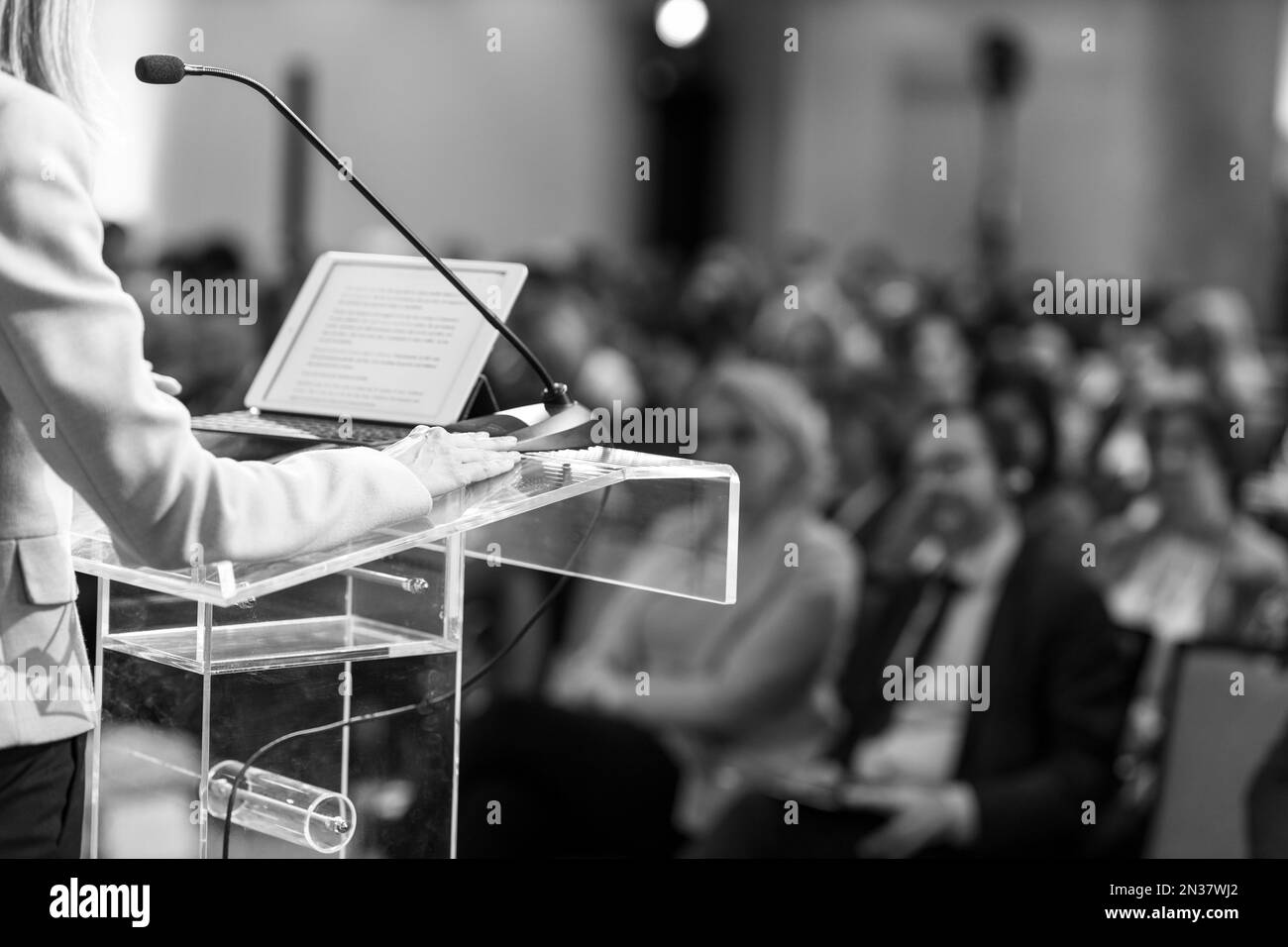 Femme coach lors d'un séminaire d'affaires, d'une conférence, d'une présentation ou d'une formation d'encadrement. Concept d'expression publique. Banque D'Images