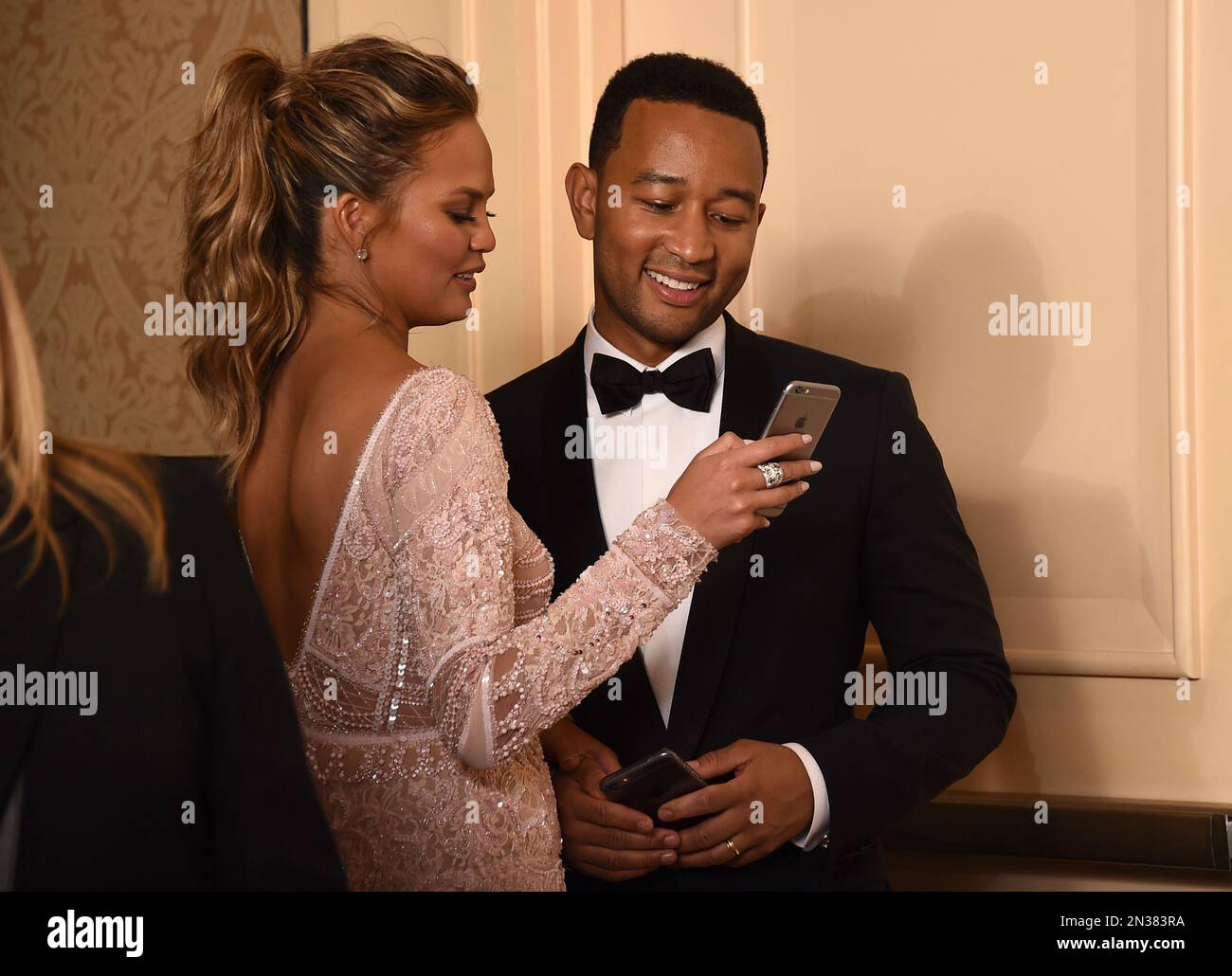 Chrissy Teigen, left, and John Legend, winner of the award for best original song “Glory” in a film for “Selma”, pose in the press room at the 72nd annual Golden Globe Awards at the Beverly Hilton Hotel on Sunday, Jan. 11, 2015, in Beverly Hills, Calif. (Photo by Jordan Strauss/Invision/AP) Banque D'Images