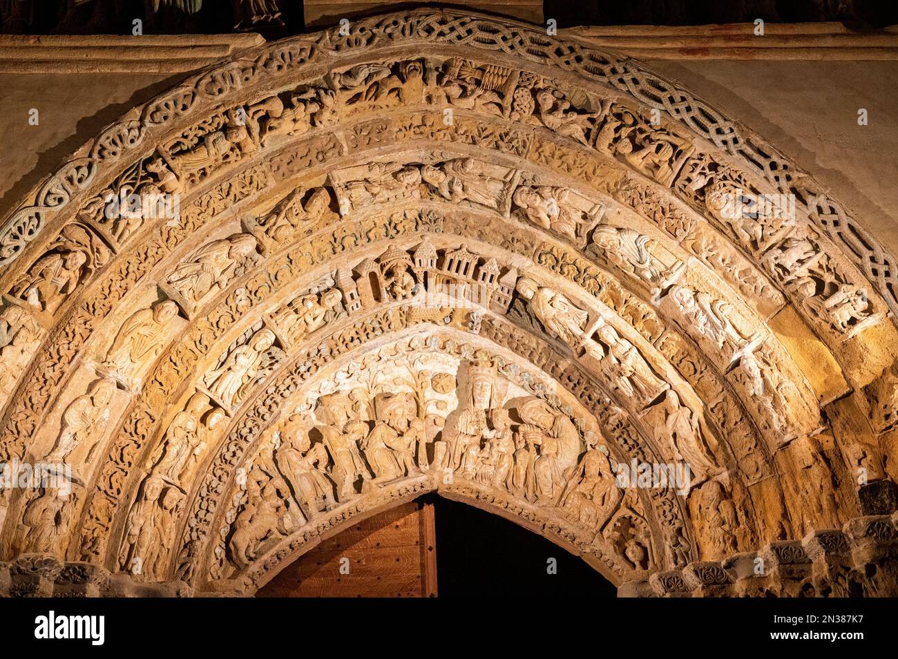 Détails du portail médiéval peint de la clocher-porte (tour) du Prieuré de Mimizan, département des Landes, sud-ouest de la France Banque D'Images