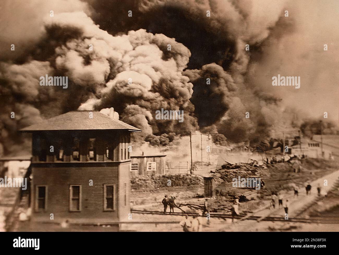 Bâtiments incendiés pendant les émeutes de la course, Greenwood District, Tulsa, Oklahoma, États-Unis, Artiste non identifié, juin 1921 Banque D'Images
