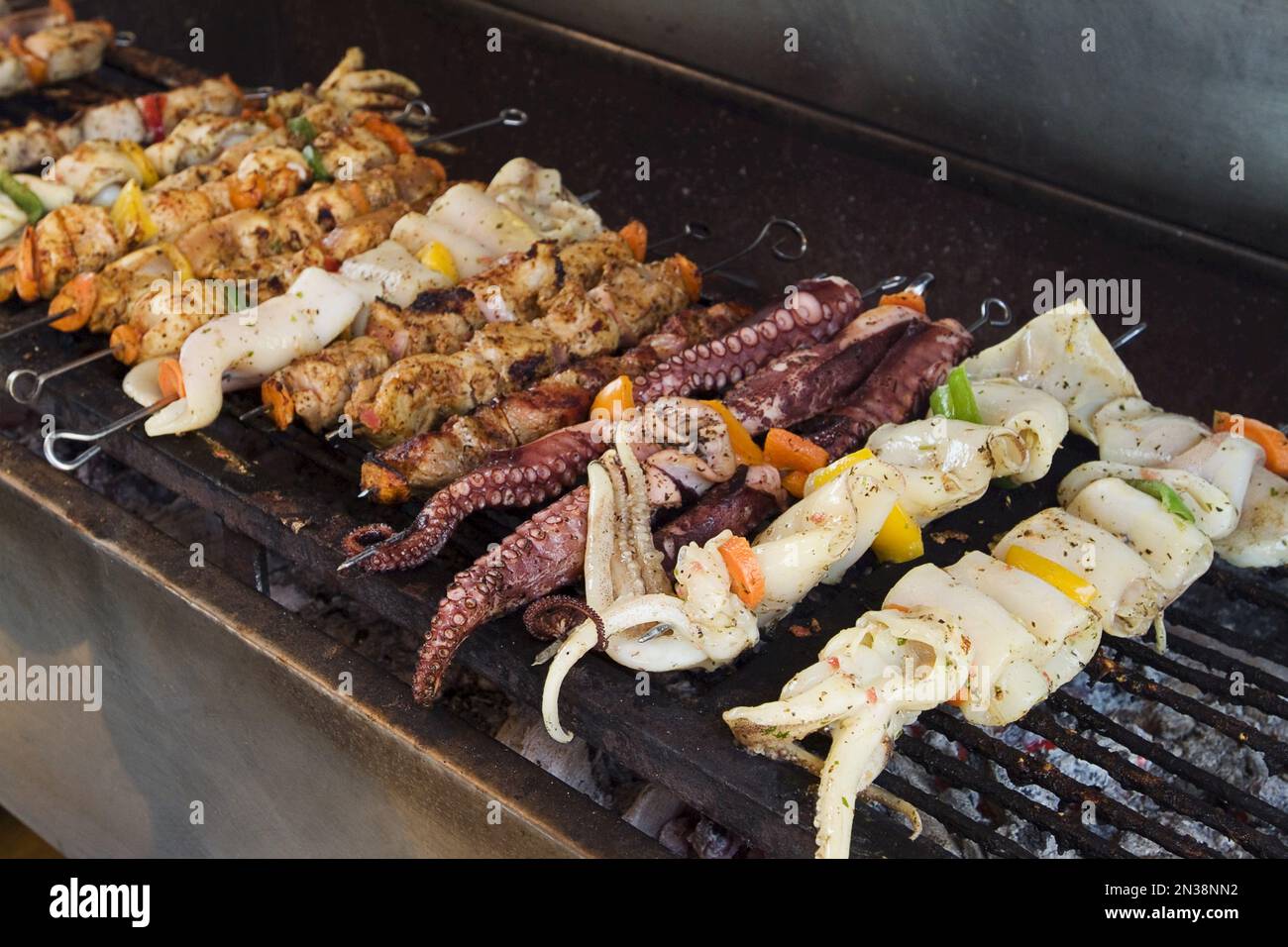 Brochettes de fruits de mer sur le grill, Thirasia, Santorini, Cyclades, Grèce Banque D'Images