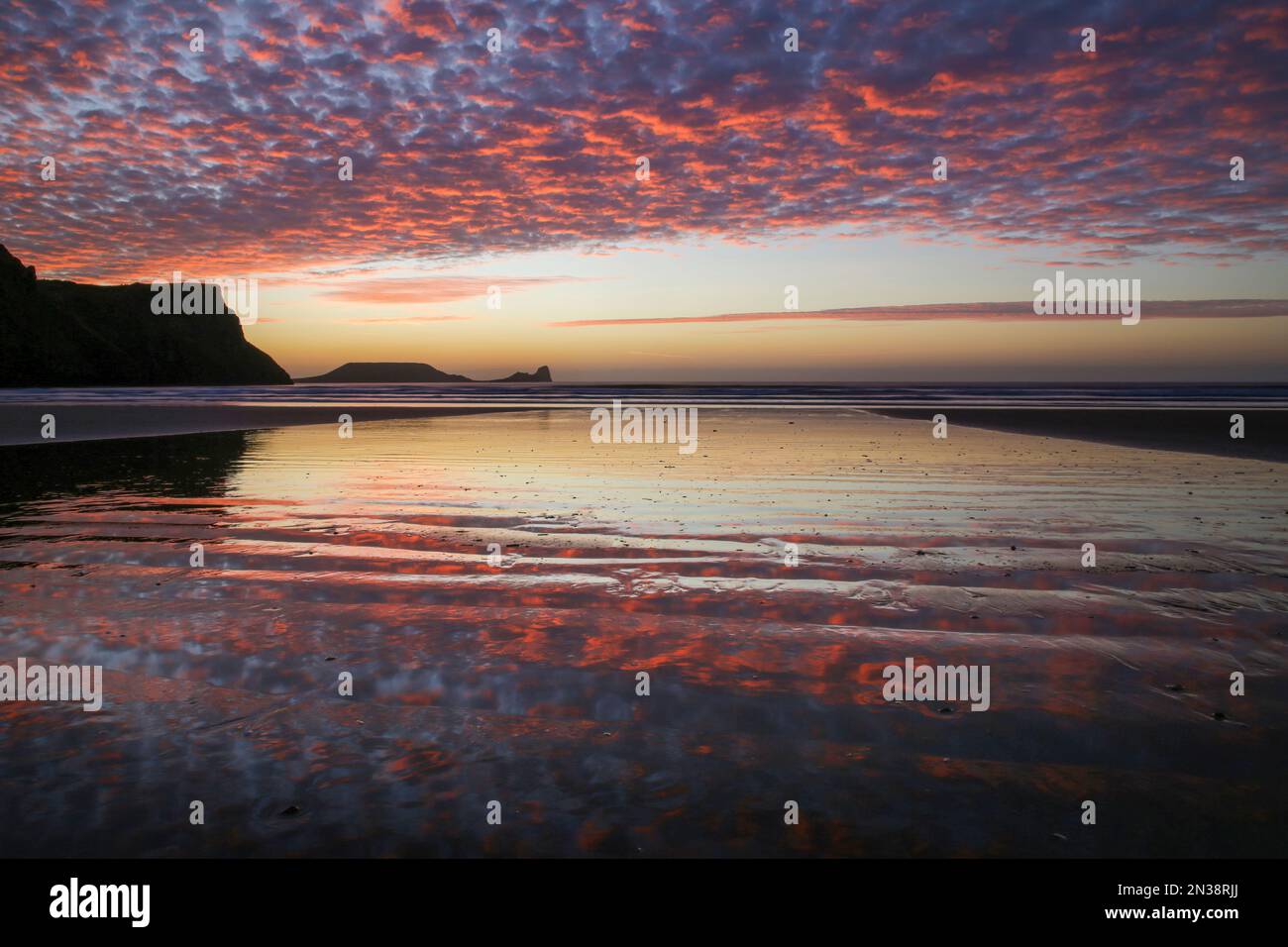 Formation de nuages de maquereaux au coucher du soleil sur la baie de Rhossili, sur la péninsule de Gower, à Swansea, au sud du pays de Galles, au Royaume-Uni Banque D'Images