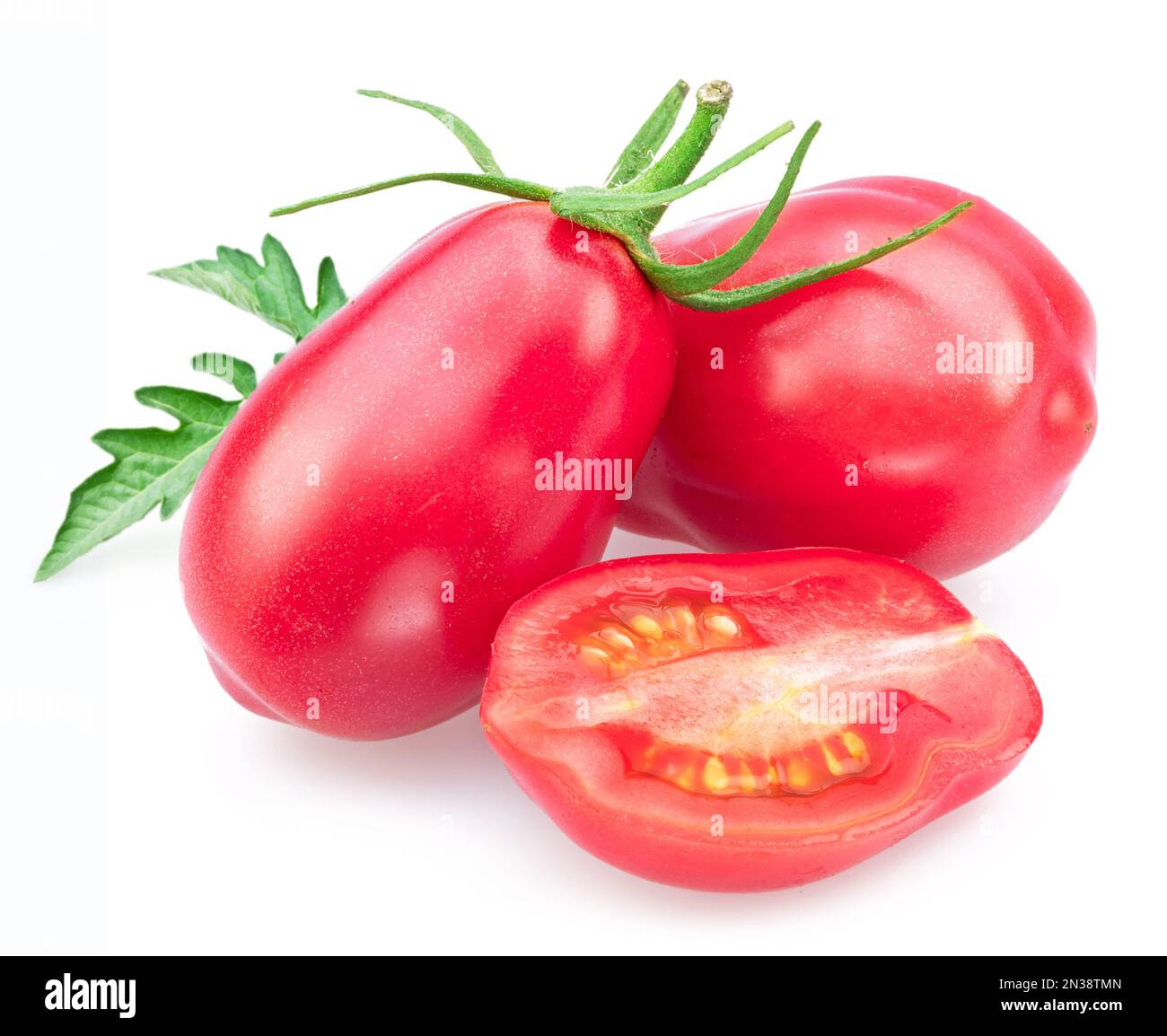 Tomates roses (prunes) avec tranche de tomate isolée sur fond blanc. Banque D'Images
