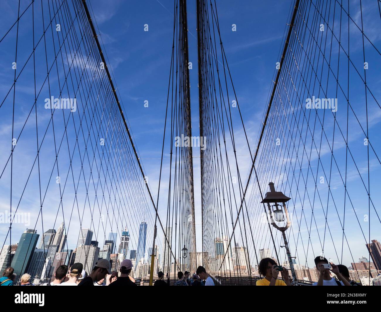 Touristes sur le pont de Brooklyn avec vue sur Manhattan Skyline, Brooklyn, New York, Etats-Unis Banque D'Images