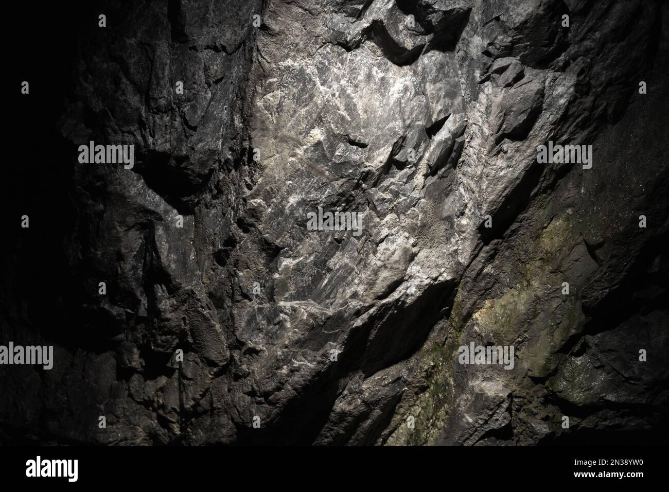 Mur de grotte en marbre gris brut naturel. Texture abstraite de la photo d'arrière-plan Banque D'Images