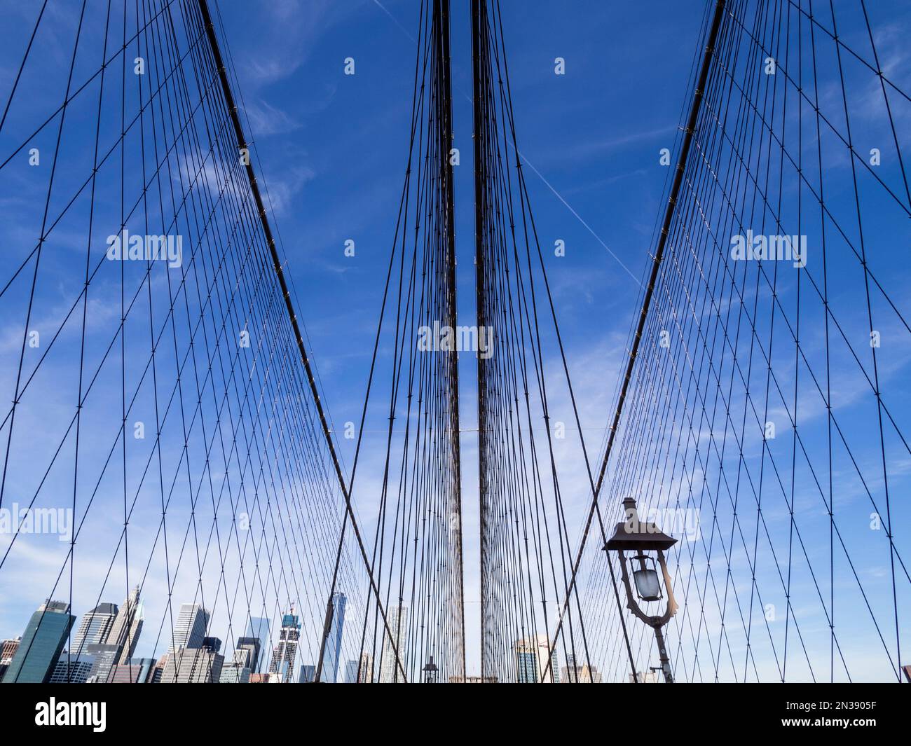 Manhattan Skyline depuis le pont de Brooklyn, Brooklyn, New York, États-Unis Banque D'Images