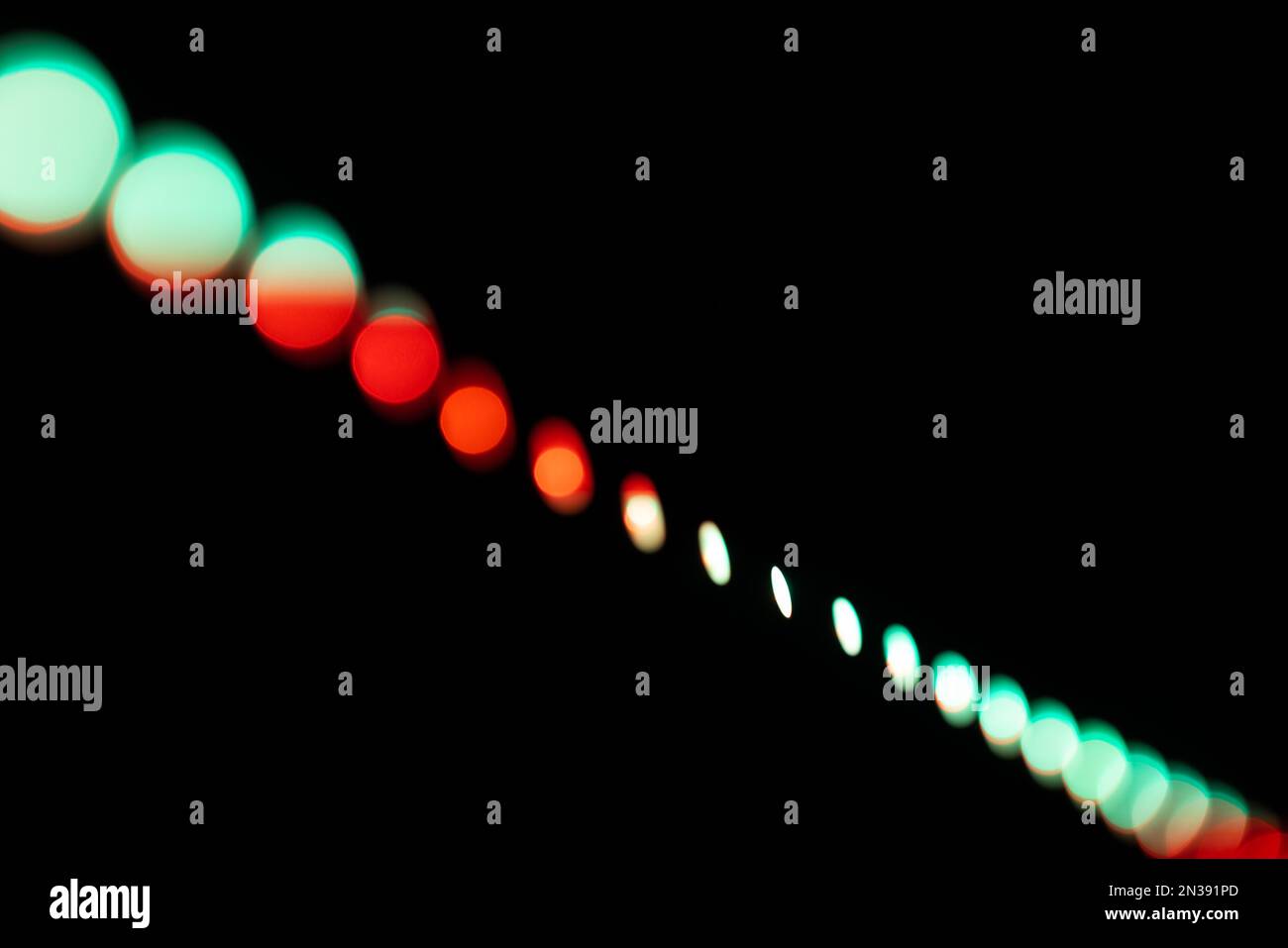 Arrière-plan flou abstrait de la photo avec effet bokeh des lumières à rayures LED rouges vertes Banque D'Images