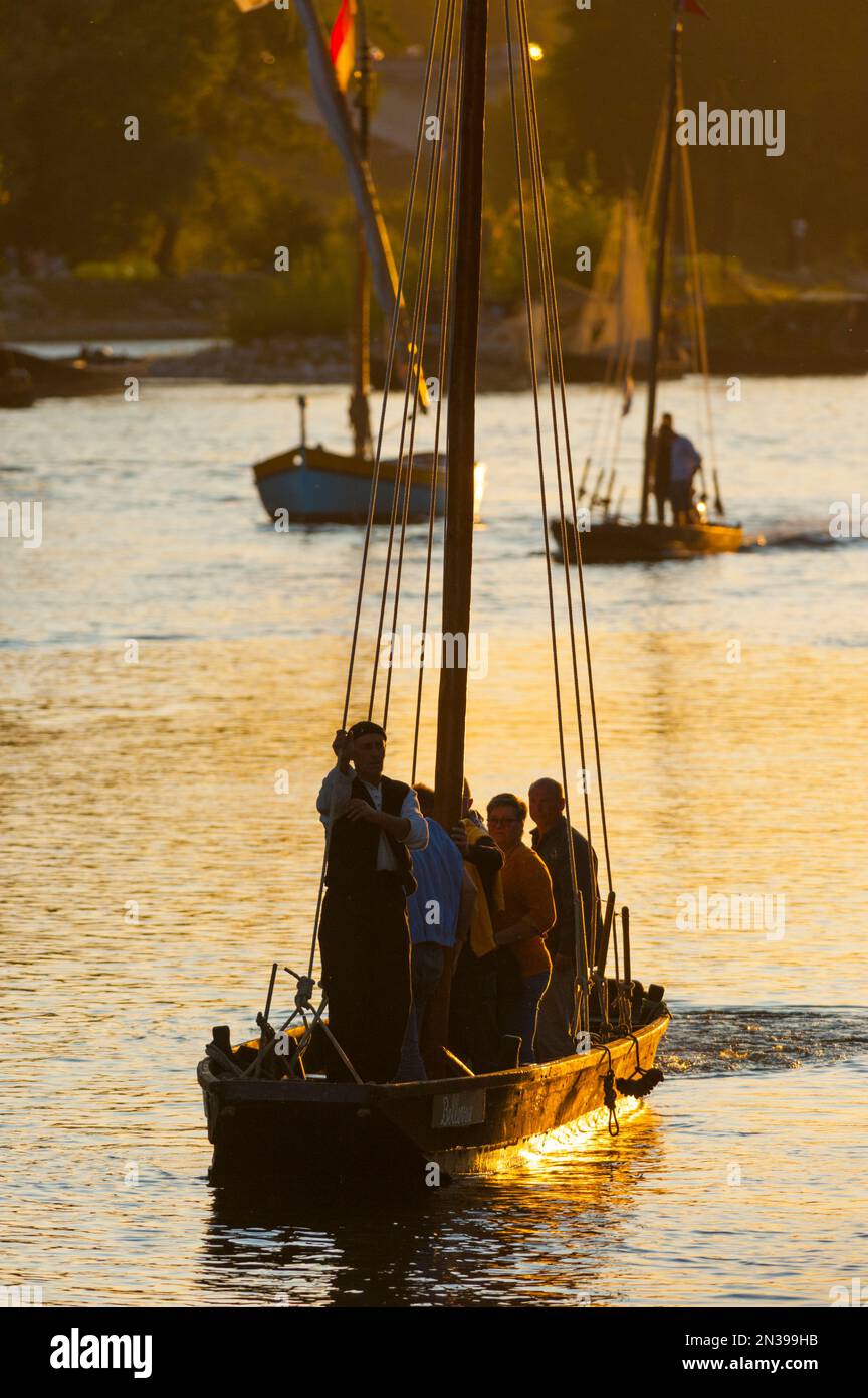 France, Loiret (45), Orléans, Festival de la Loire 2019, navigation fluviale dans un bateau traditionnel à fond plat au coucher du soleil Banque D'Images