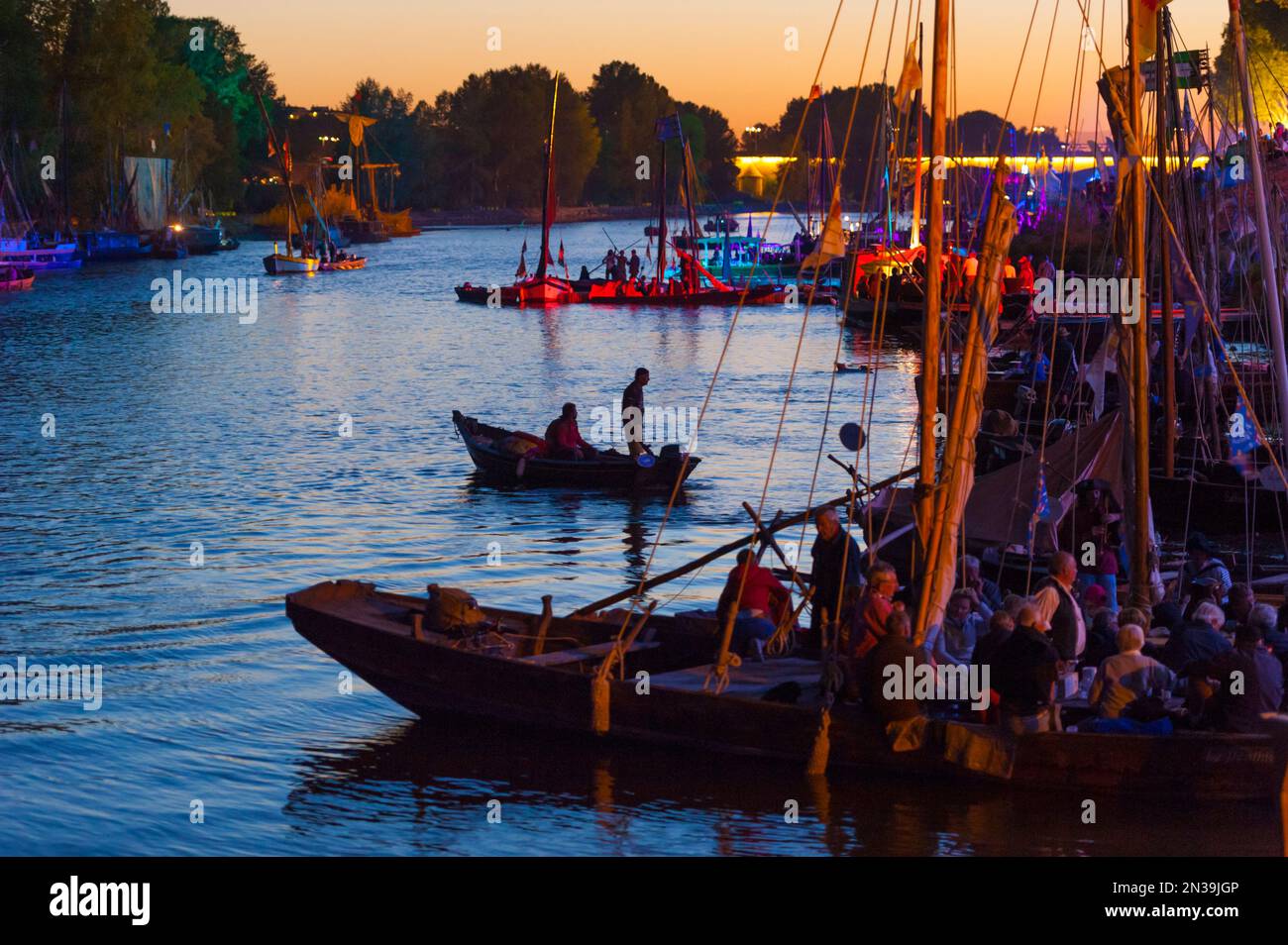 France, Loiret (45), Orléans, Festival de la Loire 2019, navigation fluviale dans un bateau traditionnel à fond plat au coucher du soleil Banque D'Images