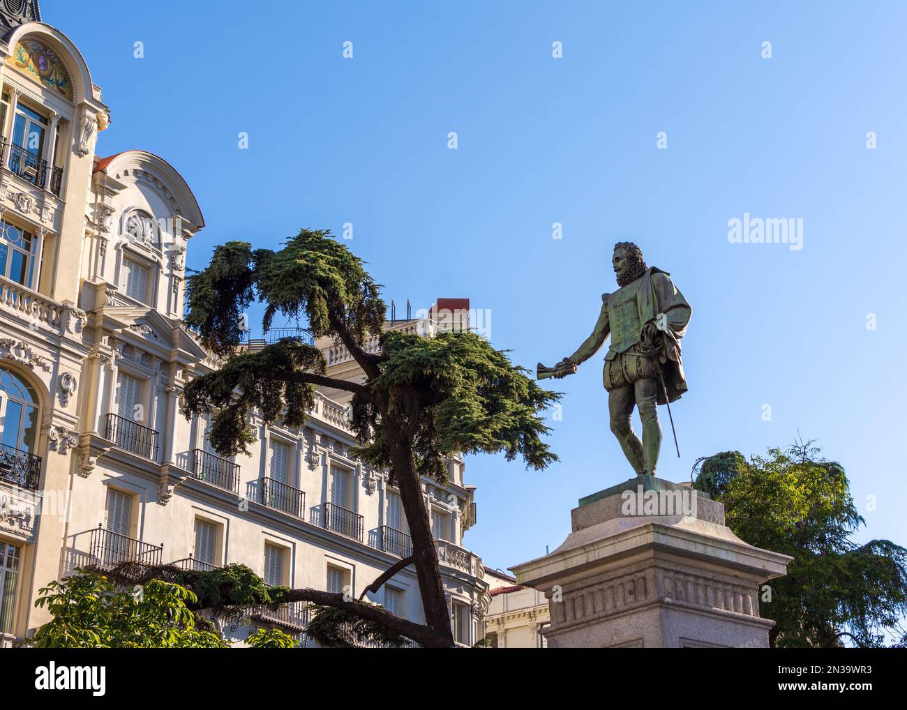 Statue de Miguel de Cervantes, célèbre écrivain espagnol connu pour le roman épique Don Quichotte. Situé sur la Plaza de las Cortes, Madrid, Espagne. Banque D'Images