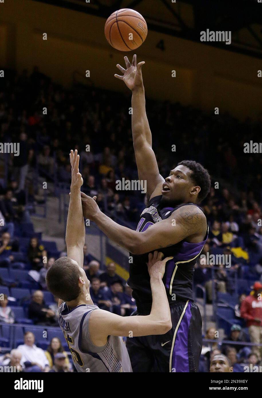 Washington forward Shawn Kemp Jr., right, shoots against California