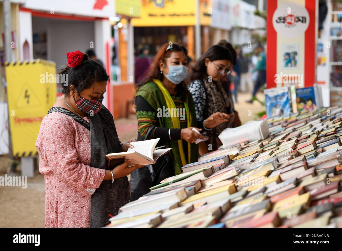 Dhaka, Bangladesh. 07th févr. 2023. Les visiteurs ont lu des livres à la foire nationale du livre Ekushey Boi Mela à Dhaka. Chaque année, 'Bangla Academy' organise la foire nationale du livre à l'Université de Dhaka. Cette foire du livre est la plus grande du Bangladesh et elle dure tout le mois de février. (Photo de Piyas Biswas/SOPA Images/Sipa USA) crédit: SIPA USA/Alay Live News Banque D'Images