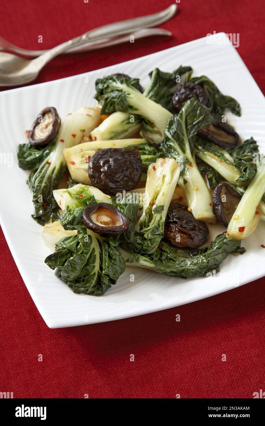 Bok choy avec champignons sur fond rouge Banque D'Images