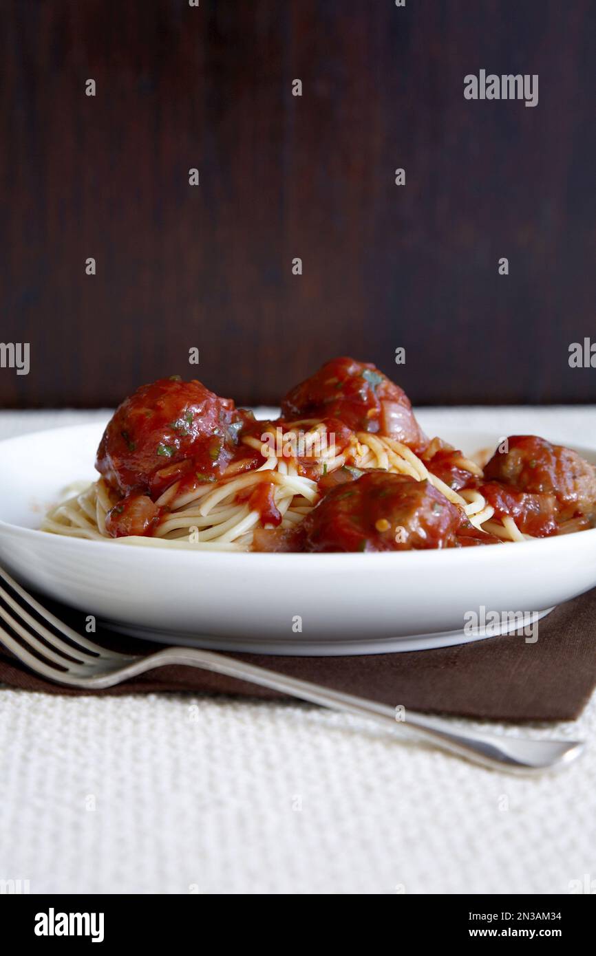 Bol de spaghetti à la sauce tomate et boulettes de viande à la fourchette Banque D'Images