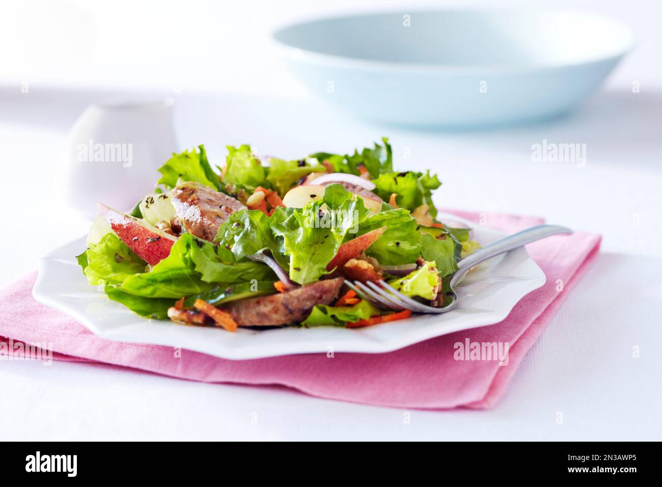 Salade de romaine et de pomme avec saucisse de dinde Banque D'Images