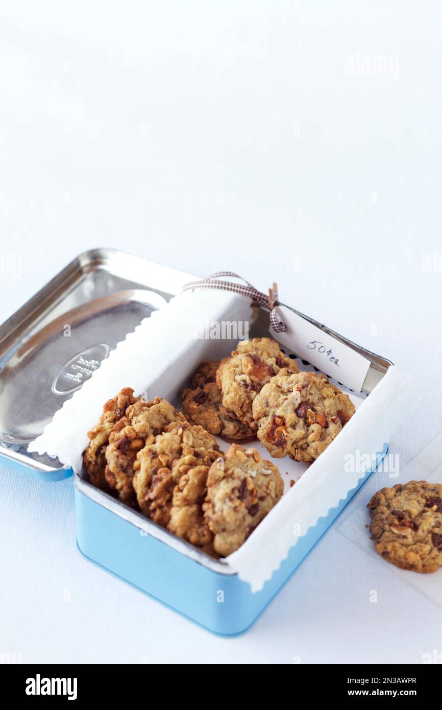 Biscuits aux noix mélangés dans un moule bleu avec étiquette pour une vente au four Banque D'Images