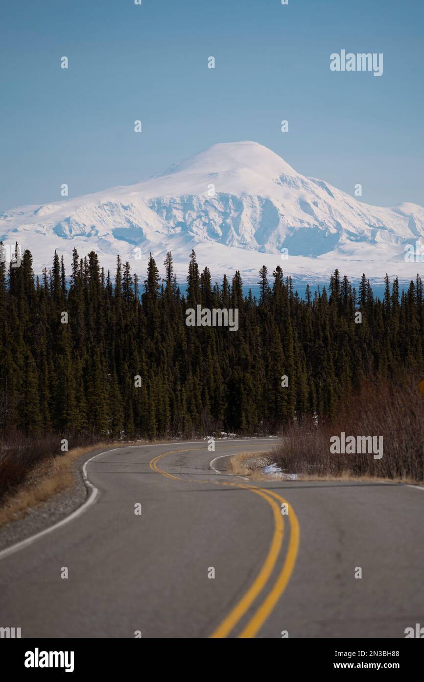 Neige et glacier couvert Mt. Le tambour s'élève au-dessus de la Glenn Highway et des forêts d'épinettes noires près du parc national et réserve de Wrangell Saint Elias, ... Banque D'Images