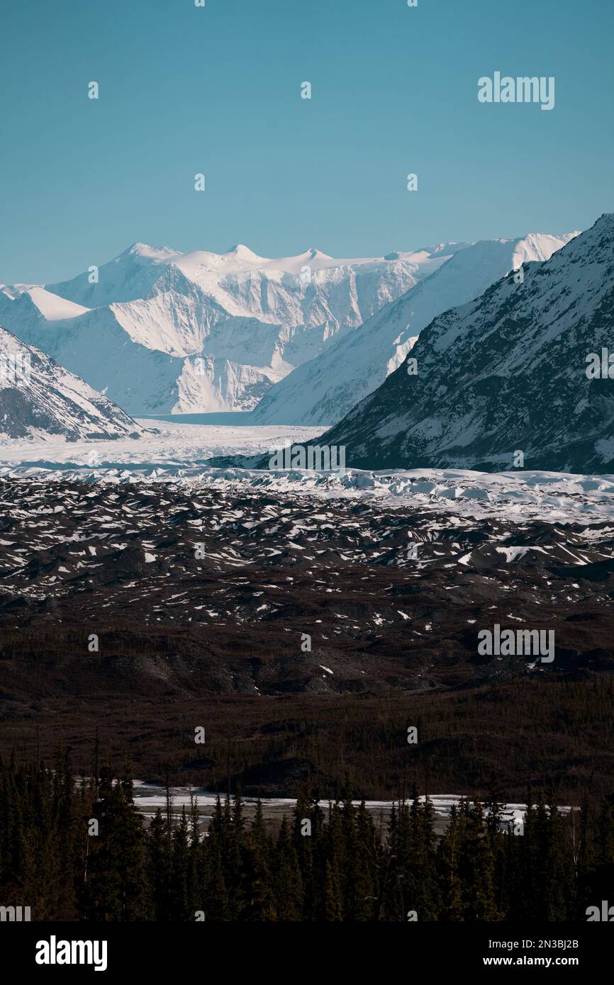 Le glacier Matanuska coule avec les sommets enneigés imposants des montagnes Chugach au-dessus, près de la Glenn Highway et Chickaloon and Sheep... Banque D'Images