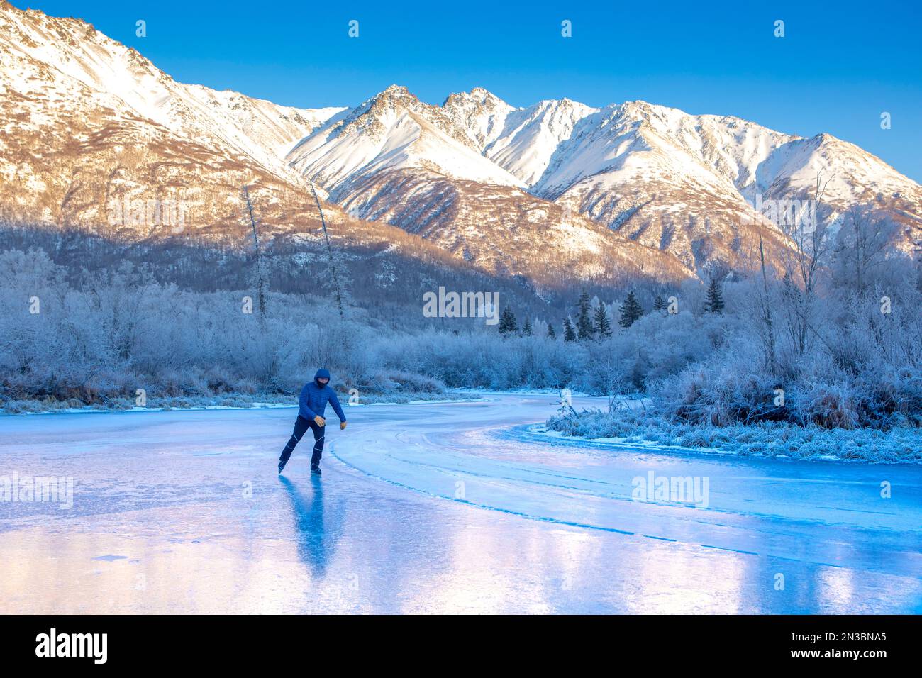 Homme caucasien patinage sur glace de l'arrière-pays, balading nordique, en  hiver sur une petite crique bordée d'herbe recouverte de gel avec Pioneer  Peak et le protocole d'entente Chugach Photo Stock - Alamy