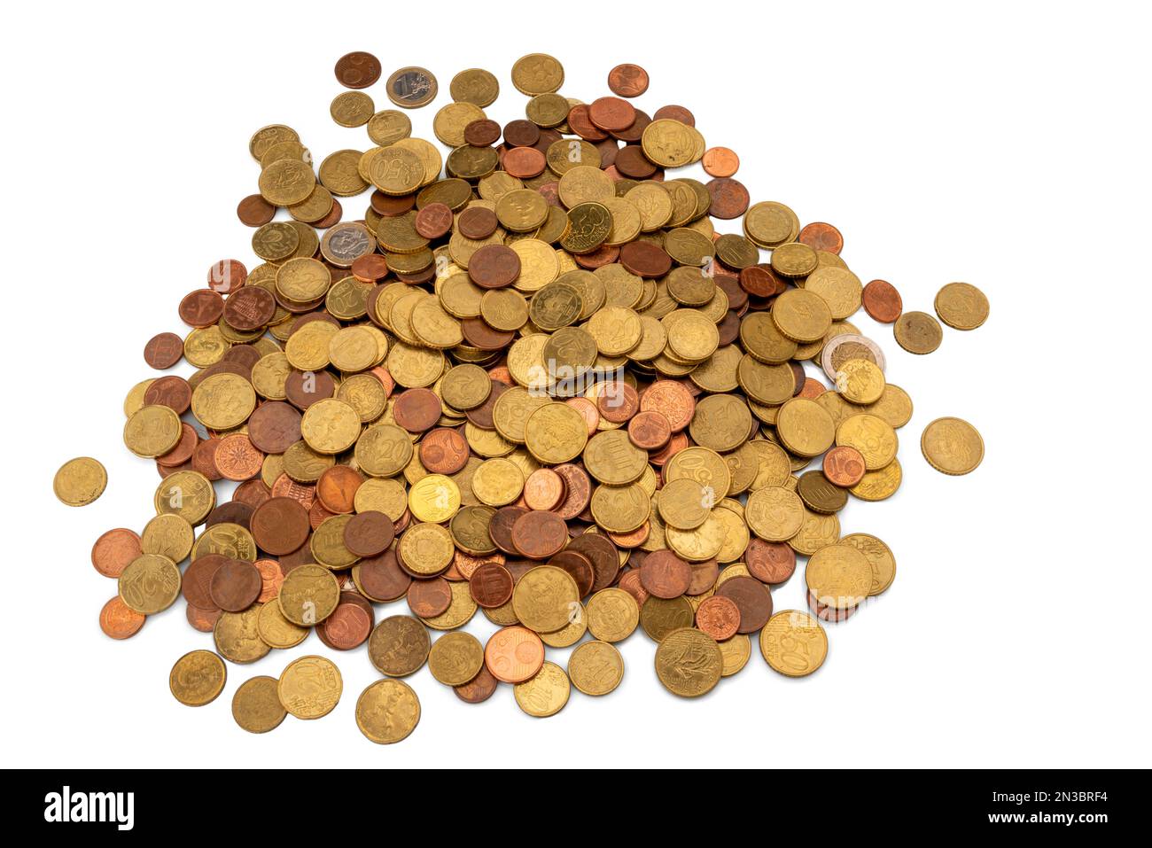 Pièces en euros éparpillées isolées sur blanc avec passe-cheveux, vue du dessus Banque D'Images